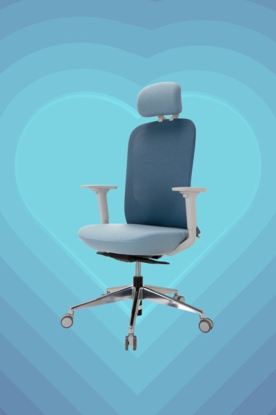 De AVEZA PRO bureaustoel in blauwe kleurvlakken is te zien op een blauwe harten achtergrond.